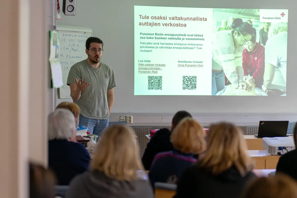 Pekka kouluttamassa ensiapua ryhmälle